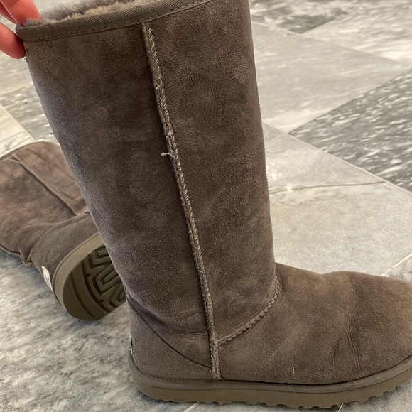 UGG grey suede fur lined boots.8M - Picture 2 of 5